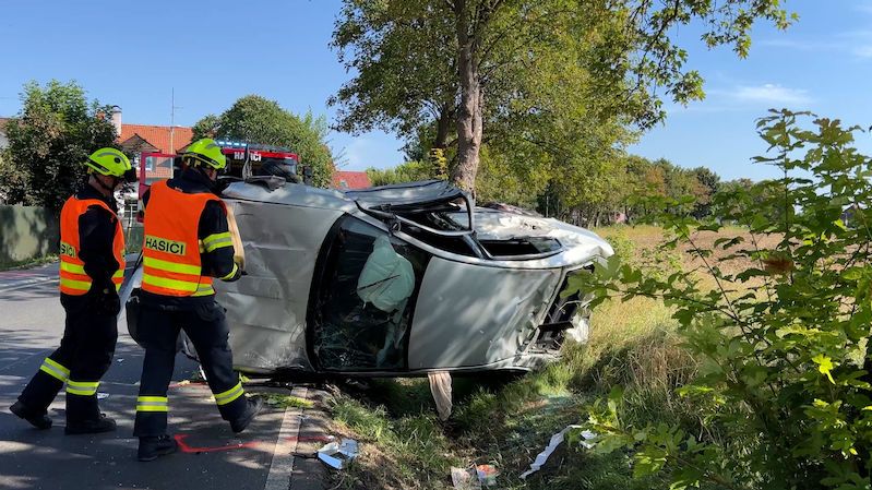 Po nehodě u Prahy se osobní auto převrátilo a dodávka skončila ve stromě